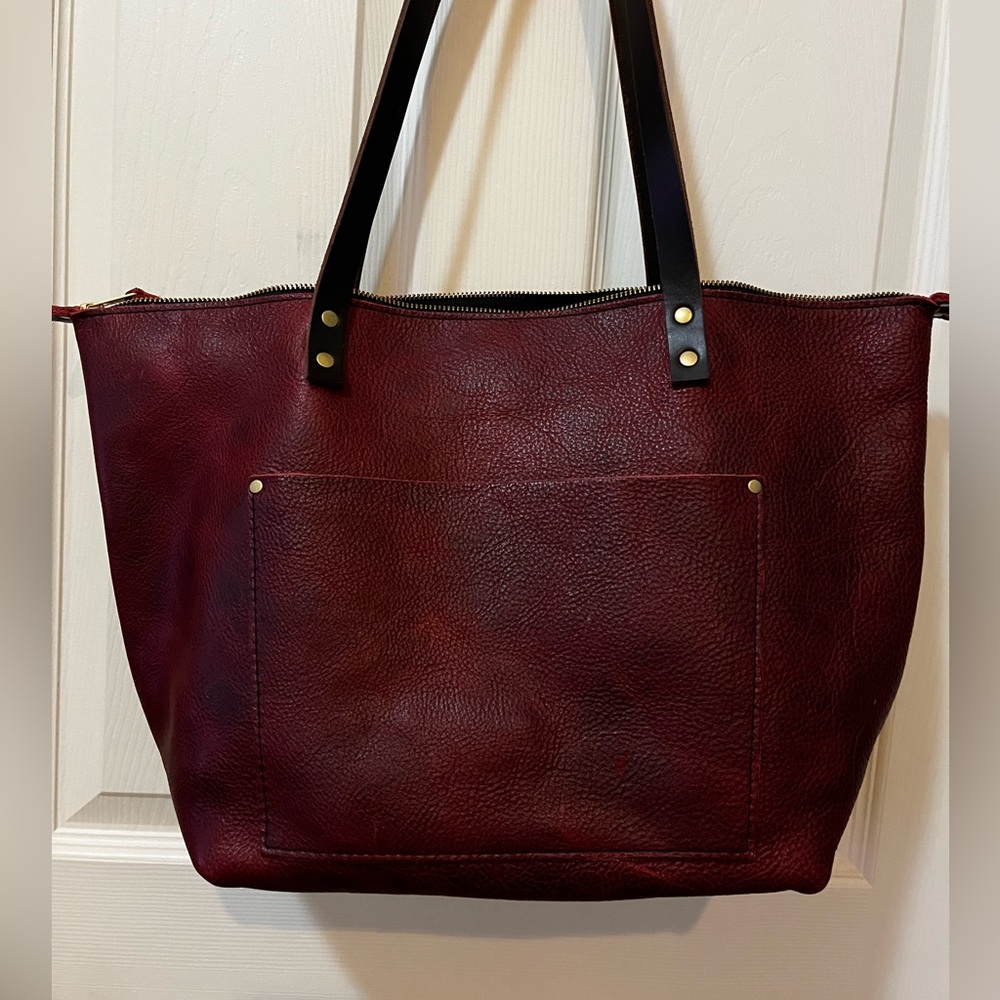 Like new Sangria Large Zip Tote! 😍